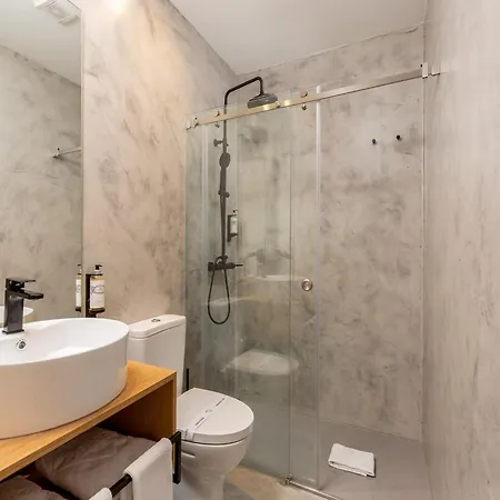 Feel Bacchus Townhouse